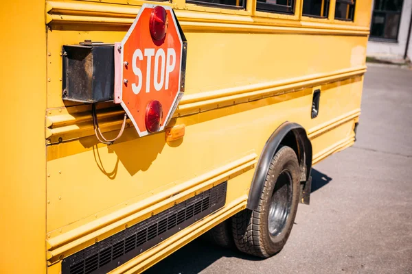 Delvis Skymd Utsikt Över Skolbuss Med Stoppskylt — Gratis stockfoto