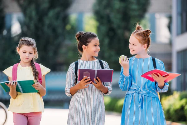 Bedårande Skolflickor Med Anteckningsböcker Spendera Tid Tillsammans Efter Skolan — Stockfoto