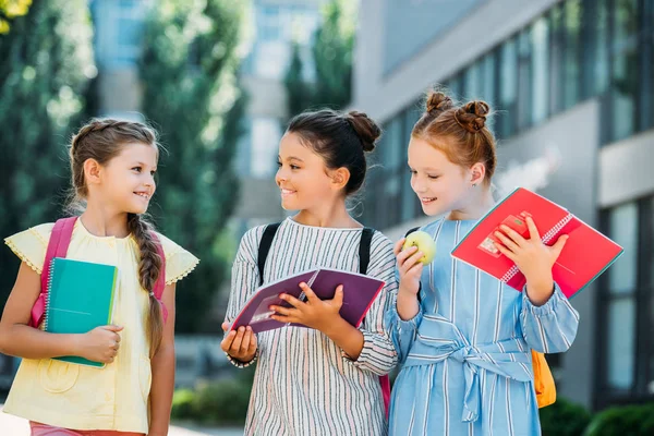 Gruppe Glücklicher Schulmädchen Mit Notizbüchern Die Nach Der Schule Zeit — Stockfoto