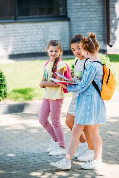 Grupp Glad Skolflickor Promenader Tillsammans Efter Skolan — Stockfoto
