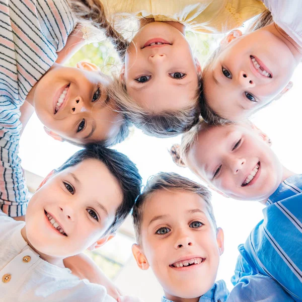 Onderkant Biew Van Groep Schattig Scholieren Staan Cirkel Camera Kijken — Stockfoto