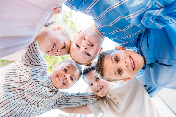 Biew Inferior Grupo Crianças Idade Escolar Sorrindo Círculo Olhando Para — Fotografia de Stock