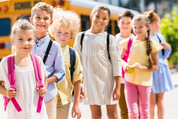 Grupo Escolares Adorables Pie Fila Frente Autobús Escolar Mirando Cámara — Foto de Stock