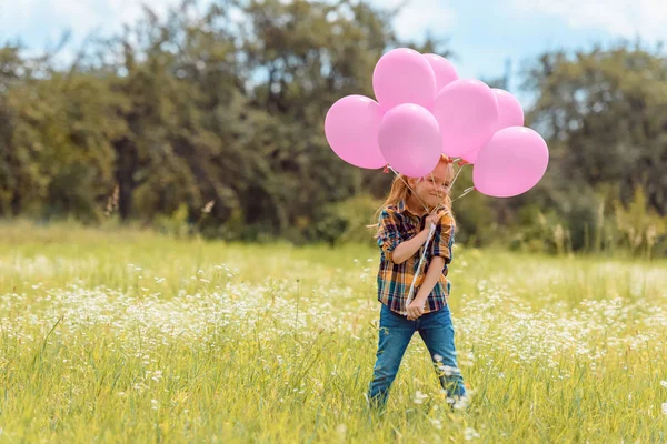 Adorable Niño Con Globos Color Rosa Pie Campo Verano — Foto de Stock