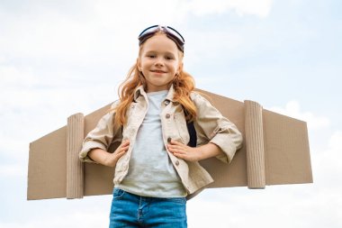 kağıt uçak kanatları olan çocuk düşük açılı görünüş sırt ve kafa mavi bulutlu gökyüzü karşı koruyucu gözlük