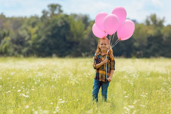 Sonriente Niño Lindo Con Globos Color Rosa Pie Campo Verano — Foto de Stock