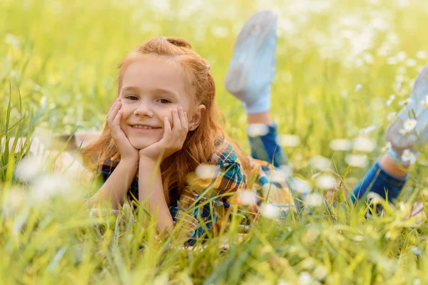 Портрет Маленької Усміхненої Дитини Відпочиває Зеленій Траві Лузі — стокове фото
