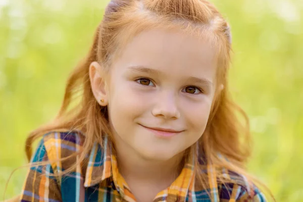 Portret Van Schattige Jongen Zoek Naar Camera Met Wazig Groen — Stockfoto