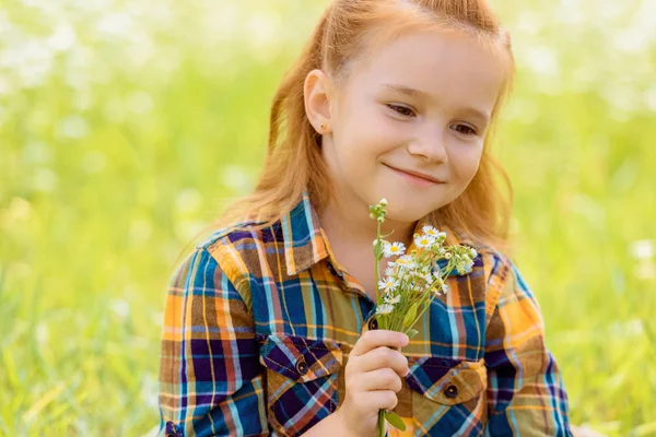 Retrato Niño Sonriente Con Ramo Flores Silvestres Mano — Foto de stock gratis