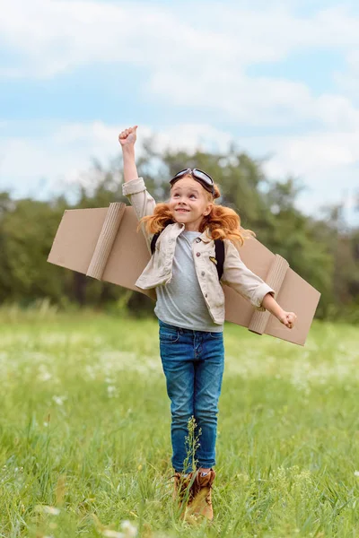 Kid Piloot Kostuum Met Uitgestrekte Arm Springen Weide — Stockfoto