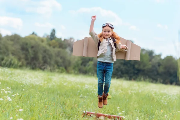 uzanmış kol çayır retro çantada üzerinden atlama ile pilot kostümü çocuk 