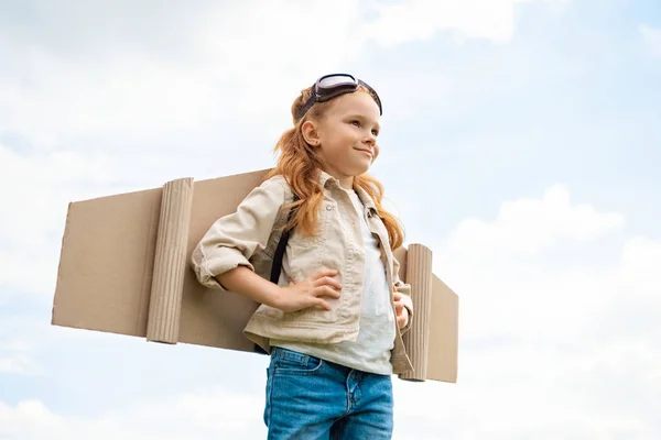 Tiefansicht Eines Kindes Mit Papierflugzeugflügeln Auf Dem Rücken Und Schutzbrille — Stockfoto
