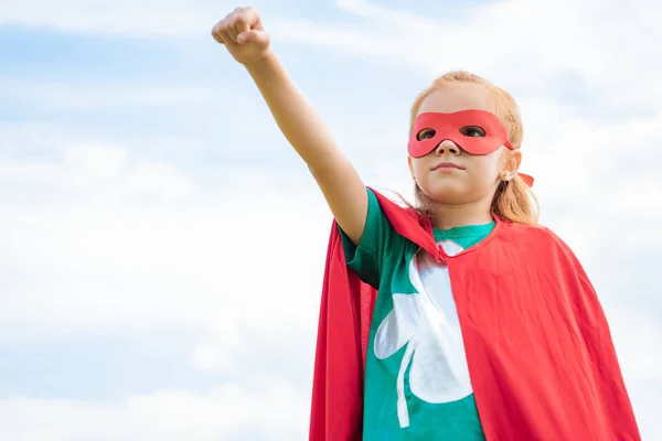 Bedårande Barn Superhjälte Kostym Med Lyftad Arm Och Blå Molnig — Stockfoto
