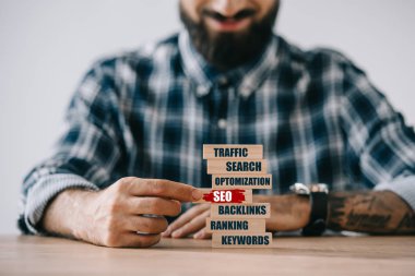 Kırpılan görünümü başarılı geliştirici Seo fikirler ahşap kule oyun oynuyor