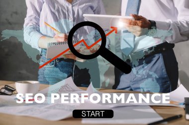 Kırpılan görünümü geliştiricileri ile belge ve dijital tablet, Seo performans ve arama işareti ile çalışma