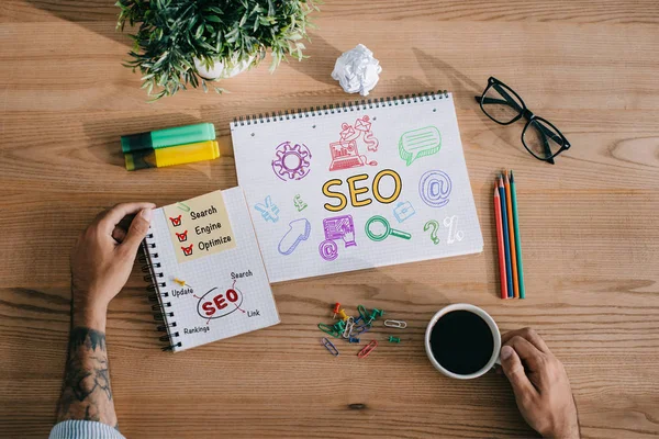 Vista Recortada Desarrollador Profesional Con Ideas Seo Portátiles Espacio Trabajo —  Fotos de Stock