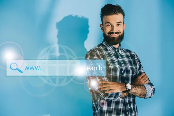 Bearded Smiling Seo Developer Posing Crossed Arms Blue Website Search — Stock Photo, Image