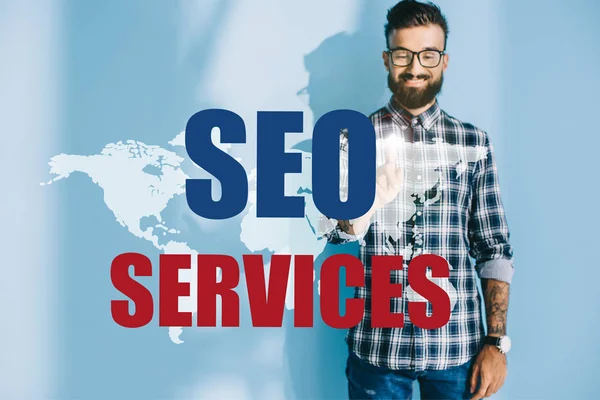 Desarrollador Profesional Exitoso Apuntando Mapa Del Mundo Servicios Seo — Foto de Stock