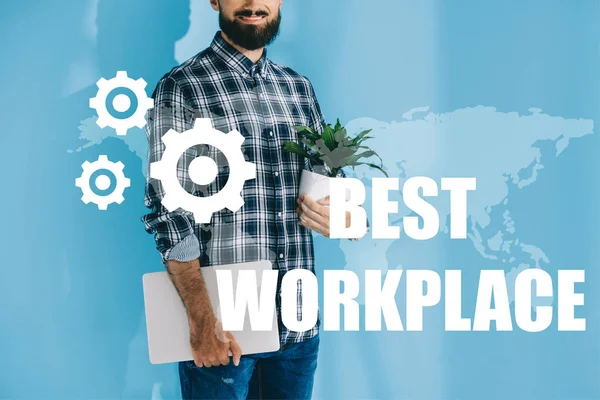 裁剪视图商人在格子衬衫持有膝上型电脑和植物 蓝色与 最佳工作场所 刻字和齿轮 — 免费的图库照片
