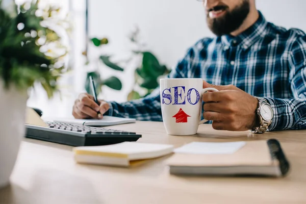 Plan Recadré Développeur Seo Souriant Réussi Avec Tasse Café Notes — Photo