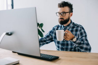 bilgisayarla çalışma office kahve ile ciddi genç SEO atış kırpılmış