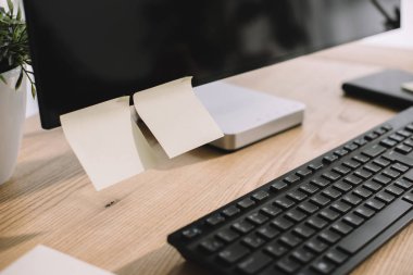 bilgisayar ekranı boş etiketleri ve modern işyerinde klavye ile yakın çekim çekim