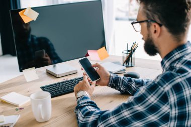 yakışıklı genç işadamı ile işyerinde boş perde Smartphone kullanarak