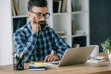 ciddi genç işadamı laptop ile çalışma