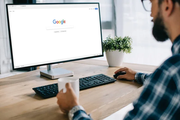 Colpo Ritagliato Uomo Con Tazza Caffè Utilizzando Computer Con Google — Foto Stock