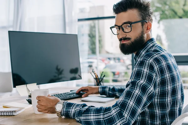 Junger Erfolgreicher Seo Sitzt Arbeitsplatz Mit Leerem Computerbildschirm Und Blickt — Stockfoto