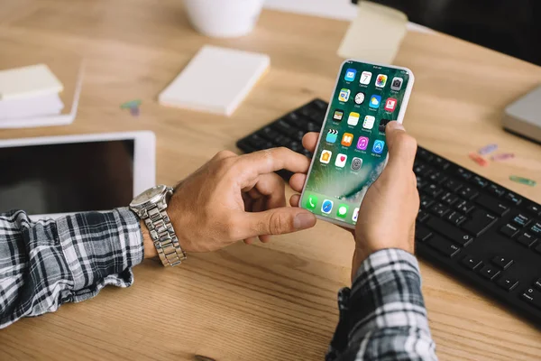 Bijgesneden Schot Van Man Smartphone Met Ios Homecreen Werkplek — Stockfoto