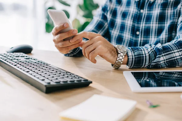 Tiro Cortado Homem Negócios Usando Smartphone Local Trabalho — Fotografia de Stock