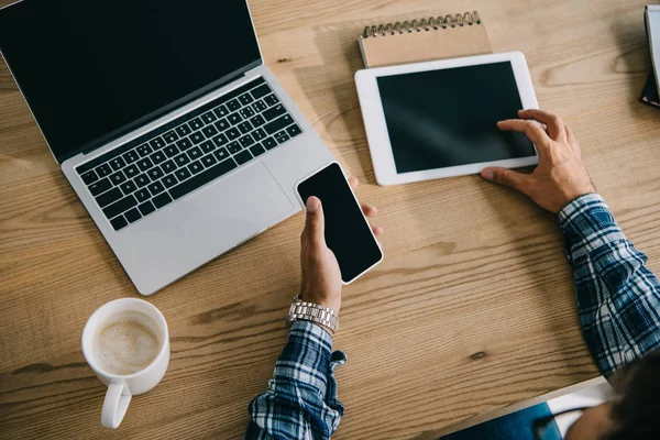 Recortado Tiro Seo Profesional Utilizando Varios Aparatos Lugar Trabajo — Foto de Stock