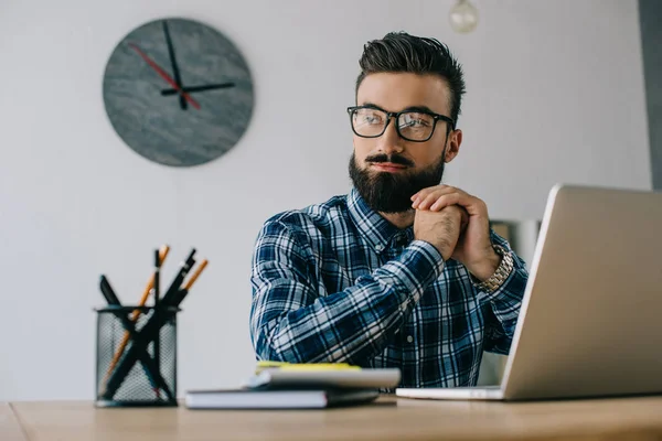 Thoughtful Young Seo Looking Away While Sitting Workplace Laptop — Stock Photo, Image