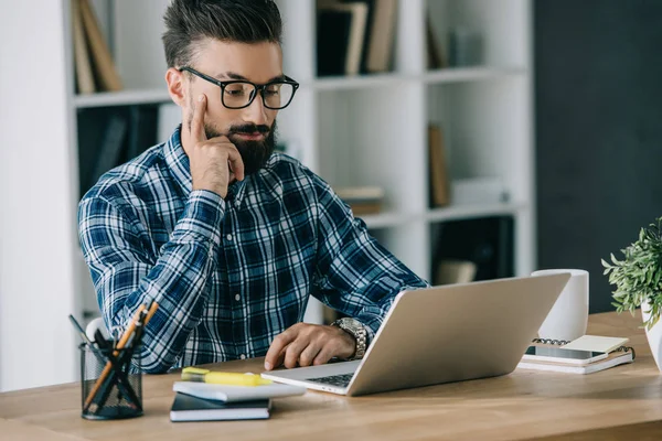 Allvarlig Ung Affärsman Arbetar Med Laptop — Stockfoto