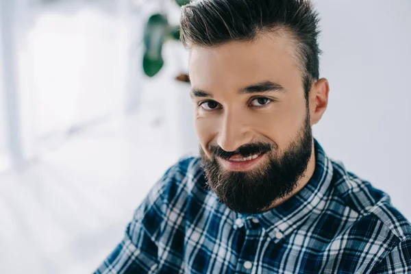 Close Portret Van Knappe Glimlachende Man Kijken Camera — Stockfoto