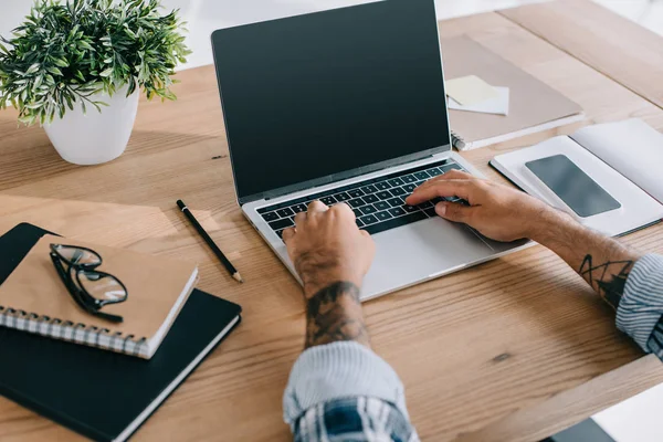 ofiste dizüstü kullanarak işadamı kırpılmış atış