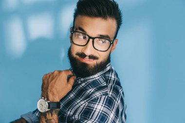 mavi Kareli gömlek gülümseyen sakallı adam portresi