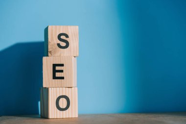 alfabe küpleri ile mavi arka plan üzerinde Seo kelime