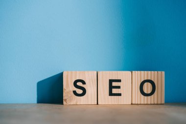 mavi arka plan üzerinde Seo kelime bloklarla alfabesi