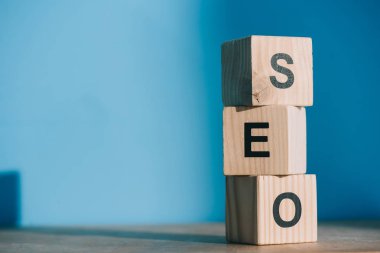 Seo kelime ahşap alfabe küpleri mavi zemin üzerine yapılan