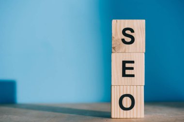 Seo kelime ahşap bloklar mavi arka plan üzerinde yapılan