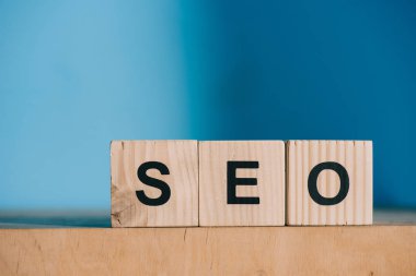 Seo kelime ahşap bloklar üzerinde mavi arka plan yapılmıştır. Arama motoru optimizasyonu
