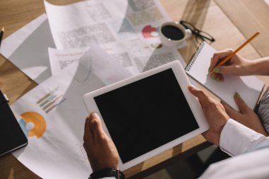 Dijital tablet kullanma ve evrak Office yapıyor iş adamları