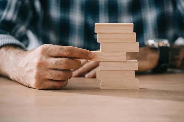 Vista Parcial Del Hombre Jugando Bloque Madera Juego —  Fotos de Stock