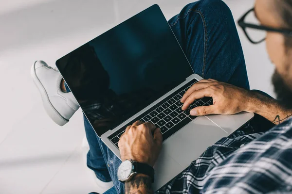 Vista Cortada Homem Usando Laptop Com Tela Branco — Fotografia de Stock