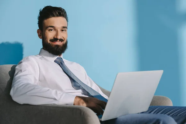 Yakışıklı Gülümseyen Adamı Formal Giyim Mavi Dizüstü Bilgisayar Kullanarak — Stok fotoğraf