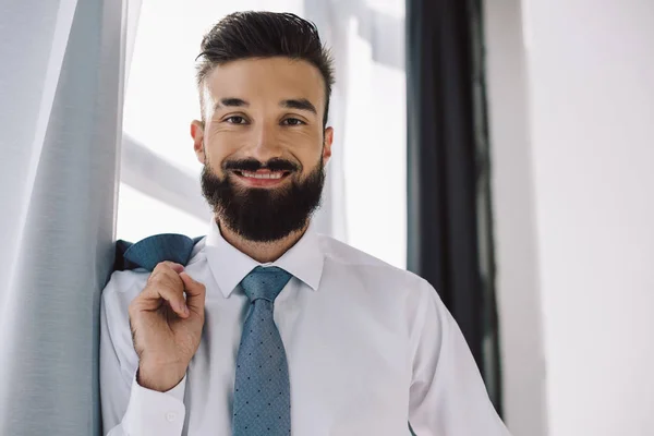 Πορτρέτο Του Χαμογελώντας Επιχειρηματίας Που Στέκεται Κοντά Στο Παράθυρο Στο — Φωτογραφία Αρχείου