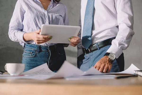 Bijgesneden Beeld Van Collega Formele Slijtage Werken Met Papieren Digitale — Stockfoto