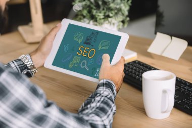 İşyerinde Seo simgelerle tablet kullanarak Geliştirici kadeh kırpılmış